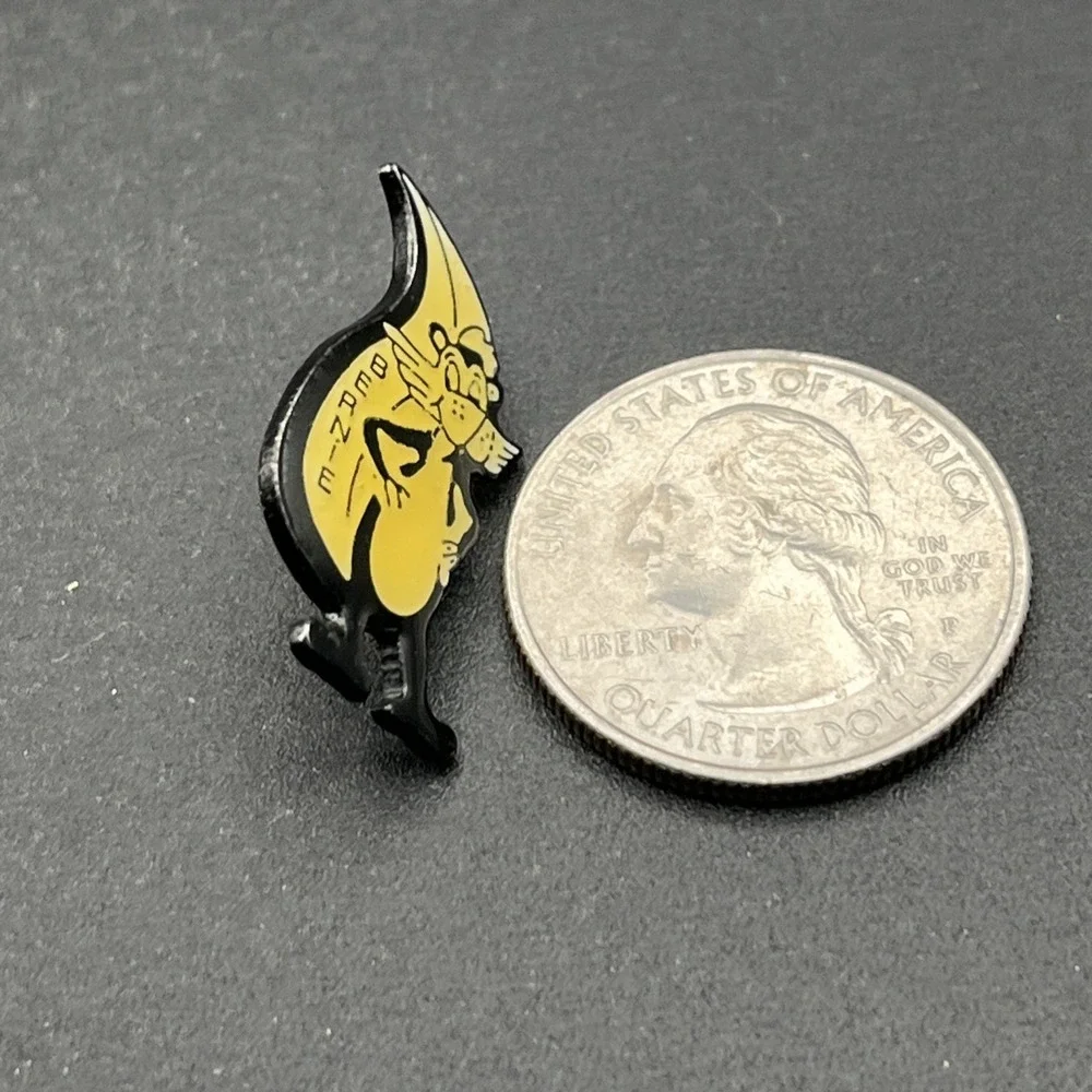 Bernie‎ Cartoon Skunk Lapel Hat Pin